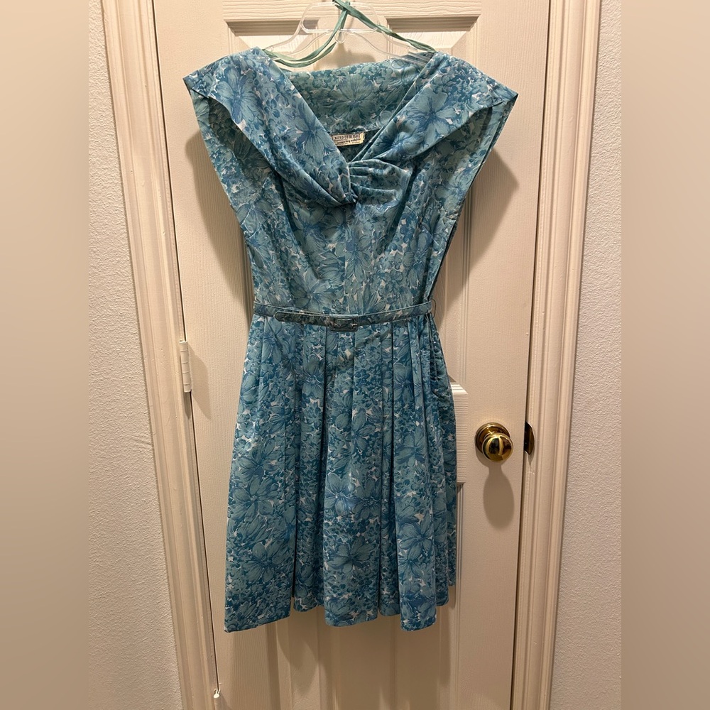 Vintage-Inspired Blue Floral Party Dress with Matching Fabric Belt